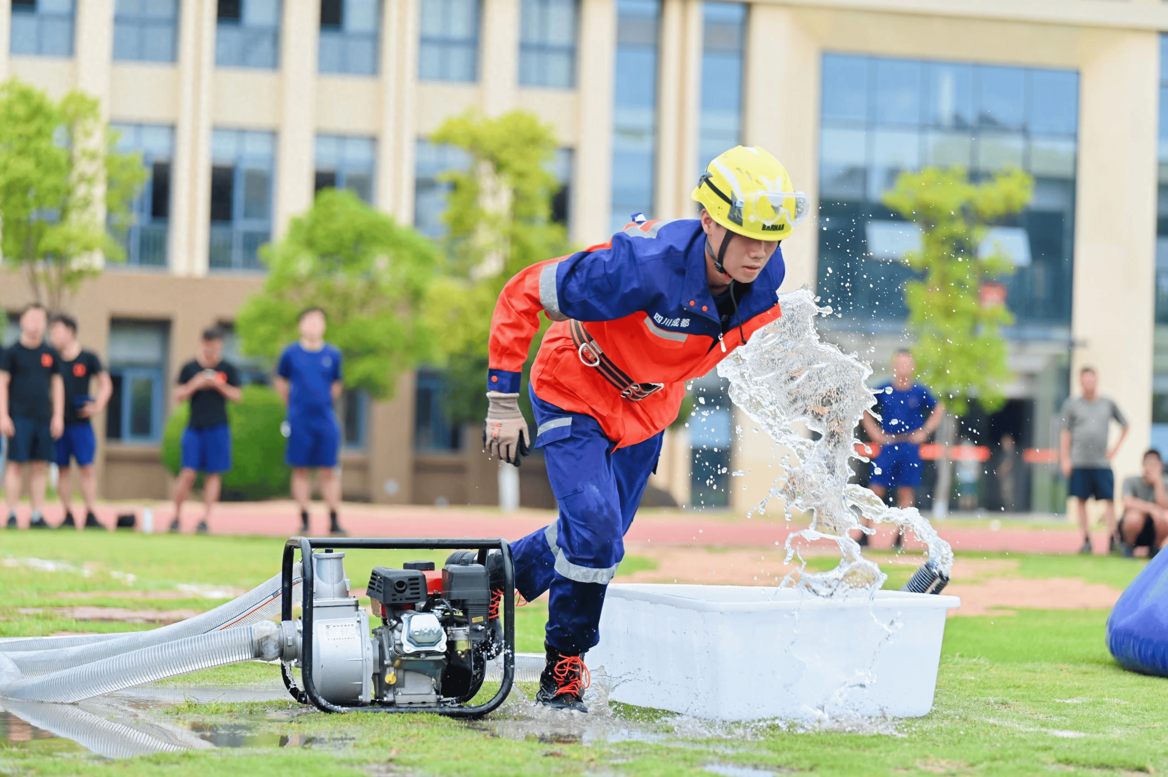 双方队伍在比赛中展开了激烈角逐