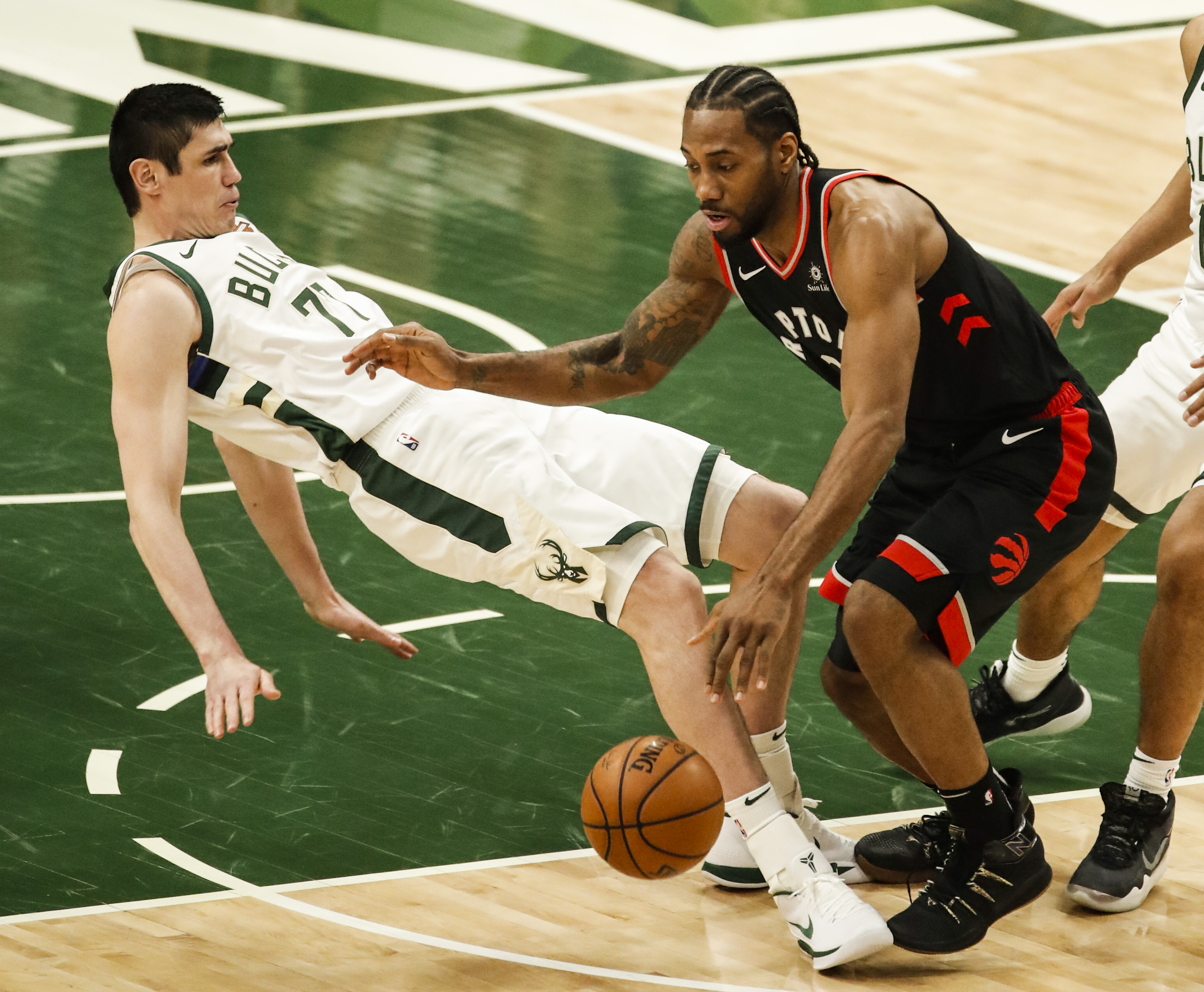 爱游戏竞技-东部半决赛：雄鹿再胜猛龙晋级总决赛