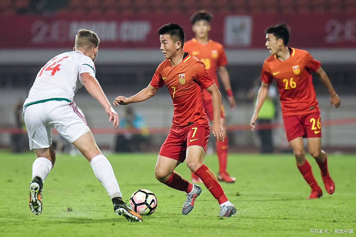 关于哪位球员在国内足球赛场上风头无两？的信息