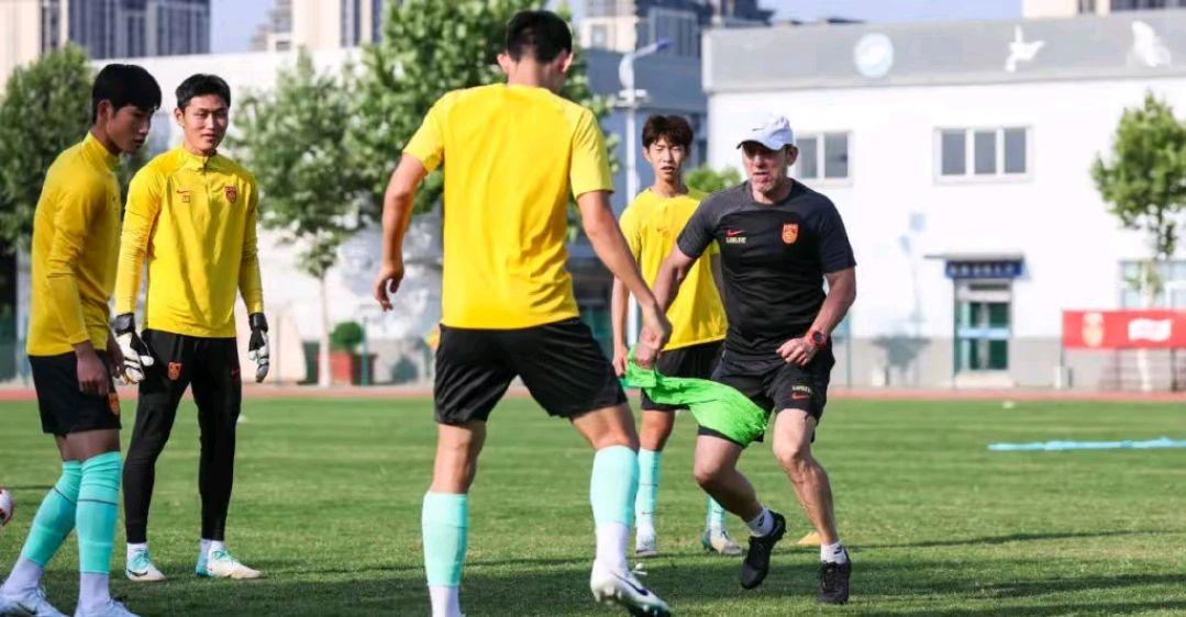 爱游戏官网-亚洲杯热身赛开战，球队备战状态强劲