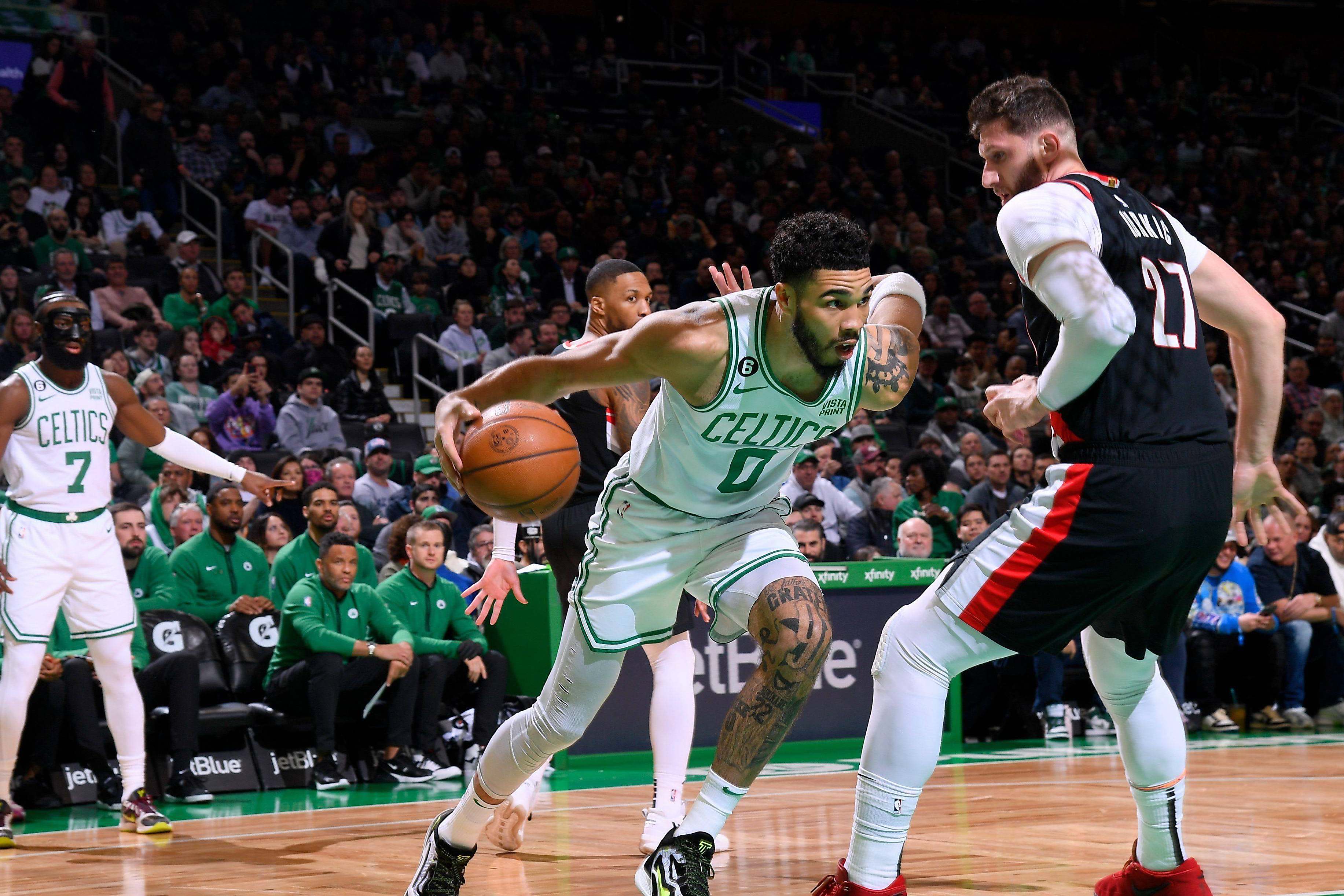 爱游戏官网app-凯尔特人队取得连胜，东部第一稳固