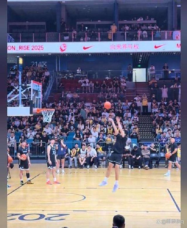 球迷疯狂围观篮球明星偶遇现场