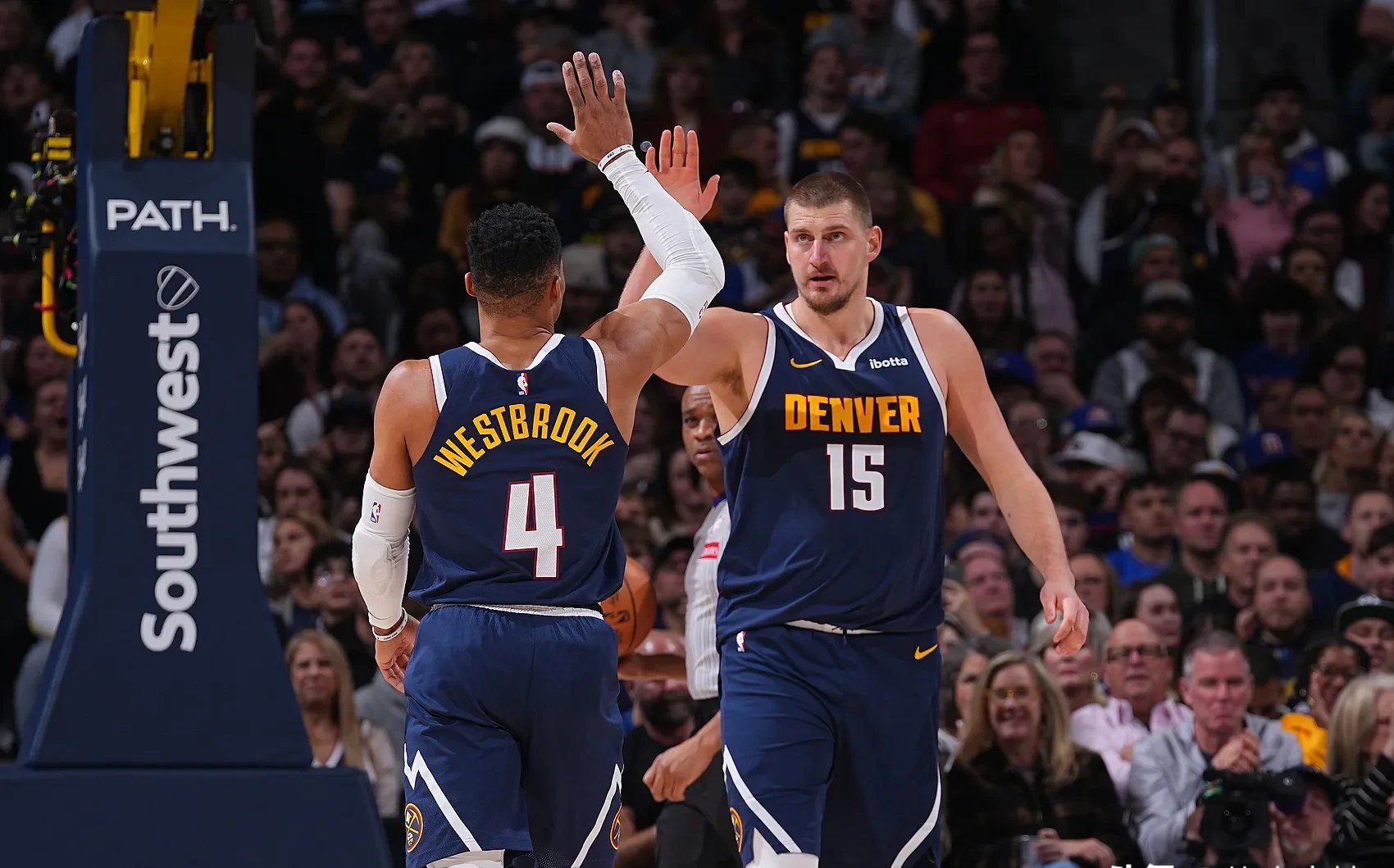 爱游戏app-马刺客场逆转掘金，拉塞尔32分高效果！