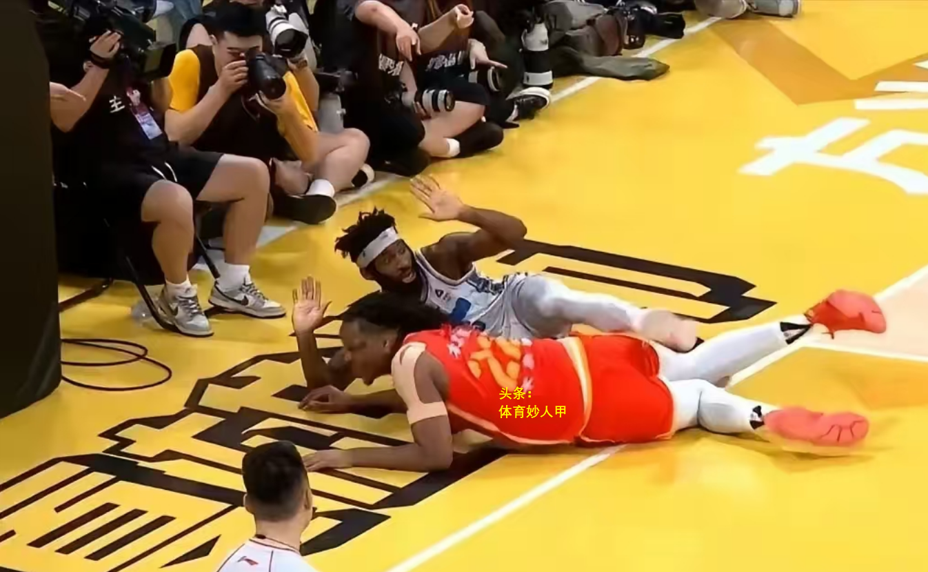 爱游戏app下载-现场观众沸腾，球场上的战斗愈加激烈