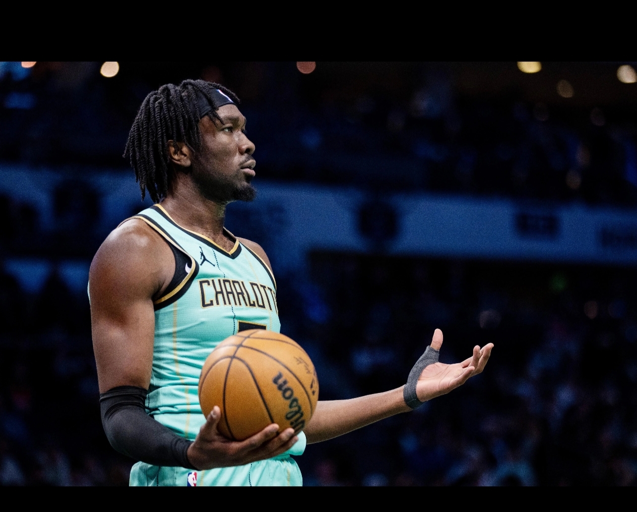 爱游戏网页版入口-黄蜂客场逆转独行侠，球队士气大振