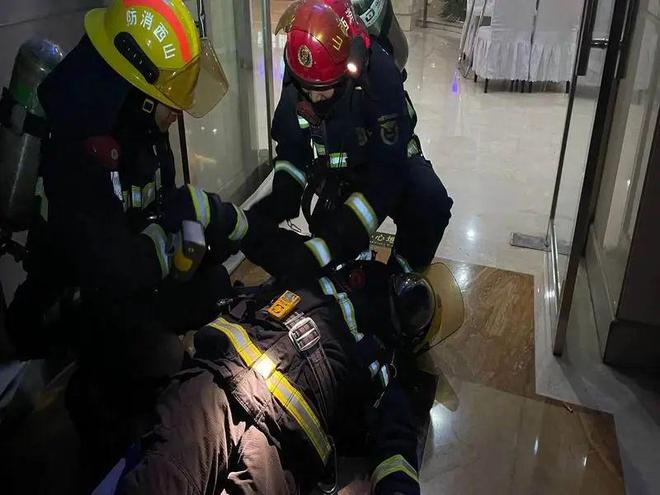 爱游戏登录入口-防守破绽频现，队员需紧急调整