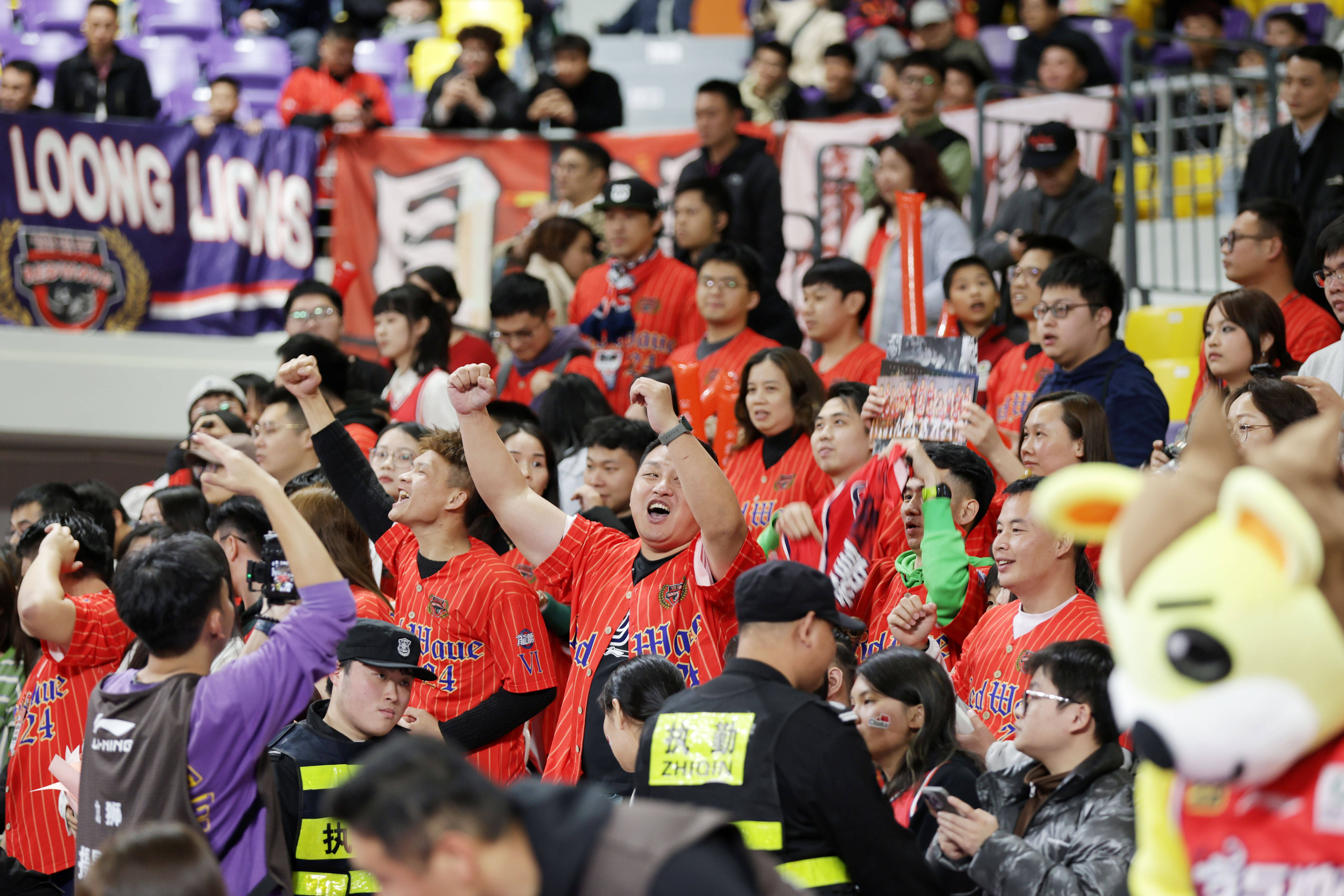 精彩比赛现场，球迷热情呐喊